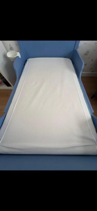 Cama infantil azul con estampado