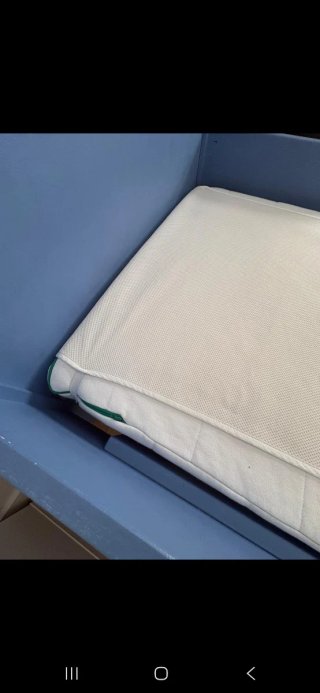 Cama infantil azul con estampado
