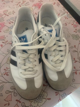 Zapatillas Adidas Samba Blancas y Grises.Un uso