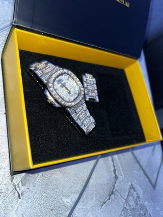 Reloj y pulsera llamativos