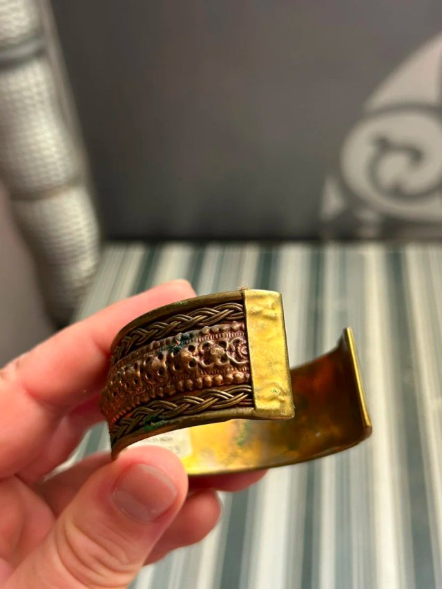 Brazalete ancho vintage de latón
