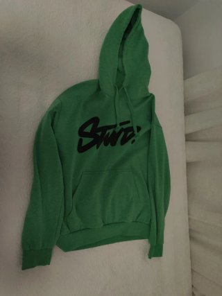 Sudadera verde con capucha y bolsillo