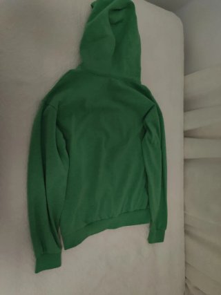 Sudadera verde con capucha y bolsillo