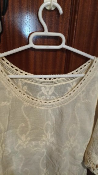 Blusa romántica beige con encaje