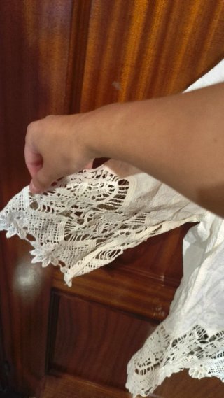 Blusa romántica beige con encaje