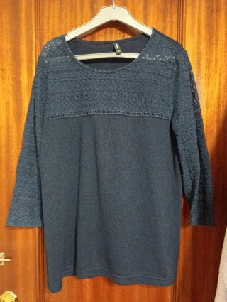 Blusa azul marina con encaje