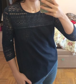 Blusa azul marina con encaje