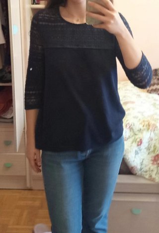 Blusa azul marina con encaje