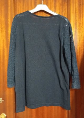 Blusa azul marina con encaje