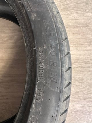 Neumático de coche. 235/40/R18 Michelin