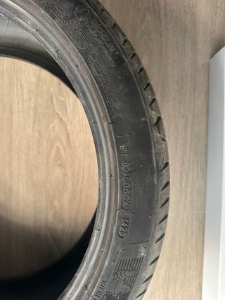 Neumático de coche. 235/40/R18 Michelin