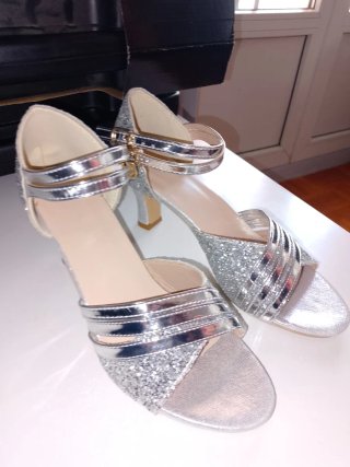 Zapatos de fiesta plateados brillantes