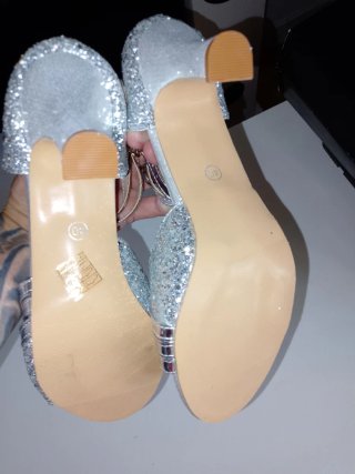 Zapatos de fiesta plateados brillantes