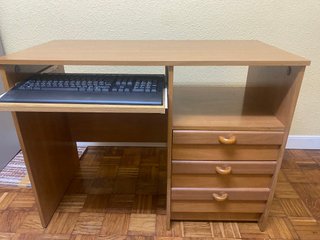 Escritorio con bandeja para teclado