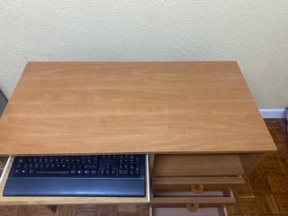 Escritorio con bandeja para teclado