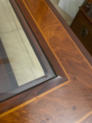 Mesa auxiliar clásica de madera y cristal