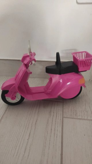 Moto giocattolo rosa con cestino