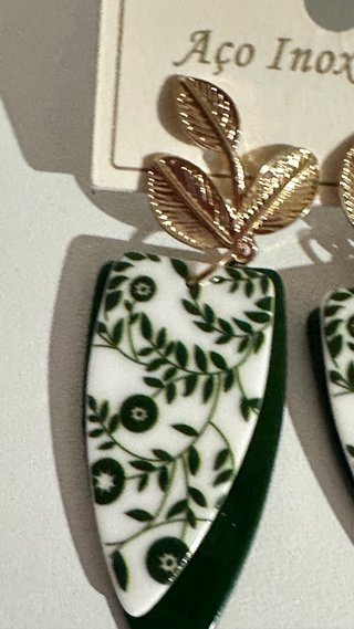 Brincos Dourados com Folhas e Estampa Floral