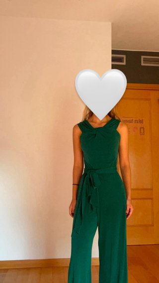 Mono verde elegante con cinturón