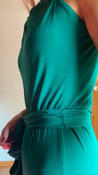 Mono verde elegante con cinturón