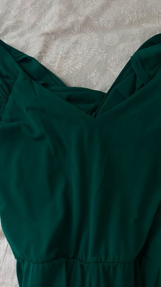 Mono verde elegante con cinturón