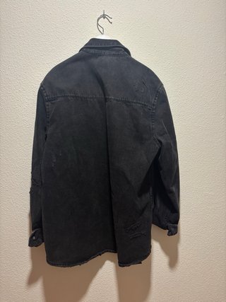 Chaqueta vaquera negra Zara desgastada