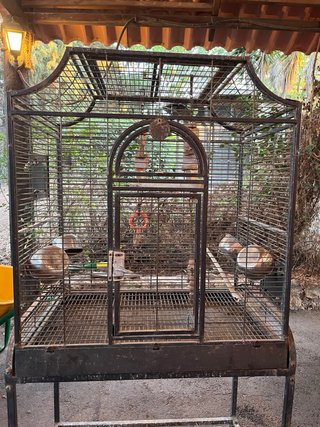 Jaula grande para pájaros con ruedas