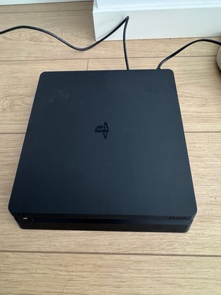 PS4 (PlayStation 4) FIFA 18 + 2 Mandos