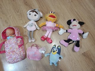 Lote de peluches y muñeca