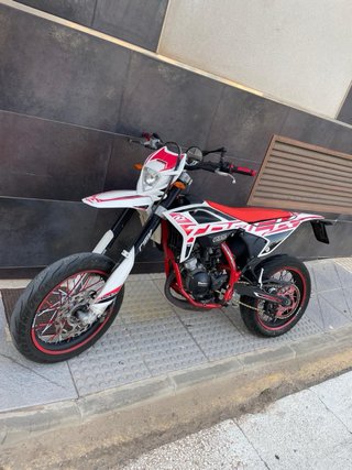 Beta 50cc Supermoto 2022 Roja y Blanca