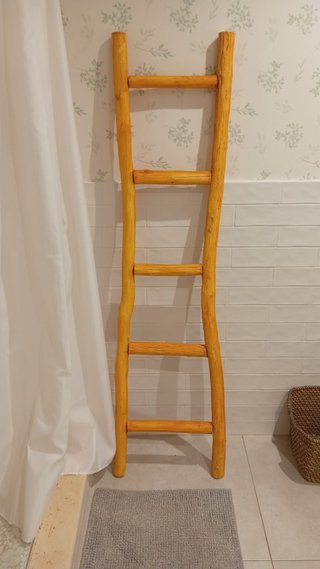 Escalera decorativa de madera rústica