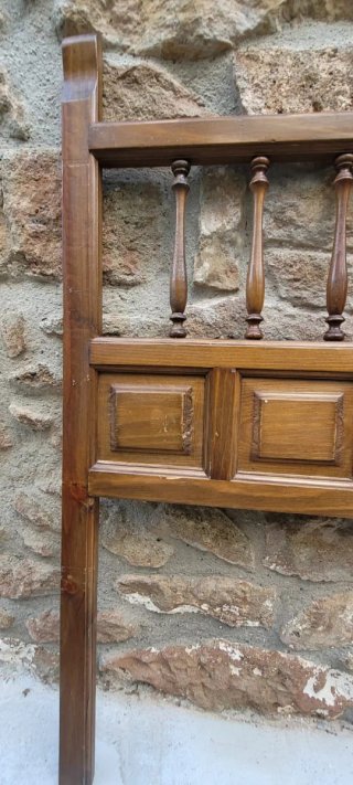Dos cabeceros de cama estilo castellano madera.