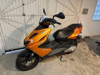 Yamaha Aerox Scooter Naranja y Negra
