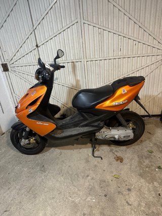 Yamaha Aerox Scooter Naranja y Negra