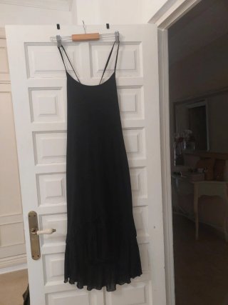 Vestido negro Stradivarius volante Talla M