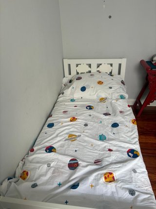 Cama infantil blanca con barandilla