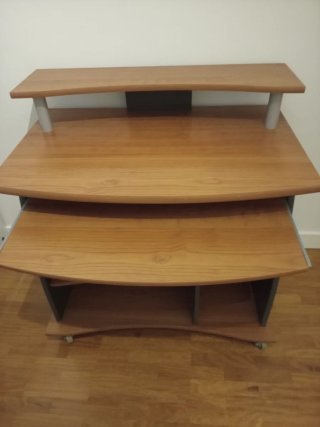 Mesa escritorio con balda extraíble