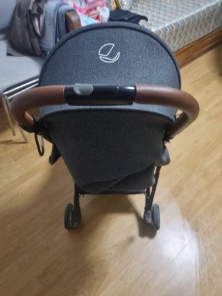 Carro de bebé gris con manillar marrón