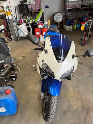 Honda CBR 600 RR Azul y Blanca