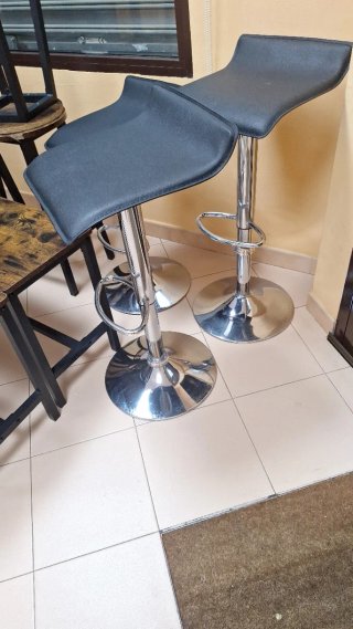 4 Sillas Altas Giratorias Negras
