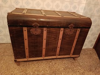 Baúl antiguo de madera y metal