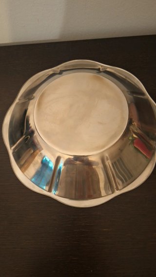Bandeja decorativa de metal plateado
