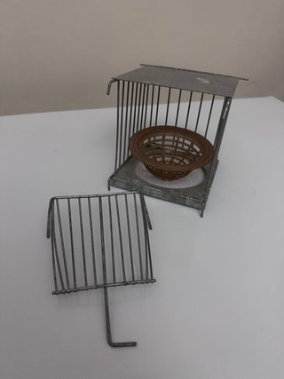 Nido para pájaros metálico