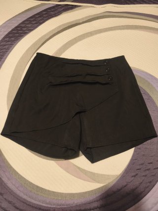 Shorts negros tela con botones