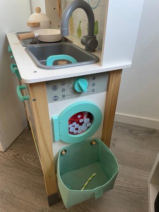 Cocinita de madera con accesorios