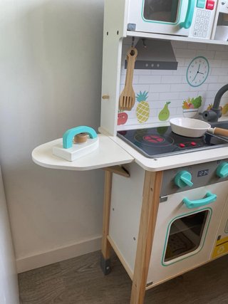 Cocinita de madera con accesorios