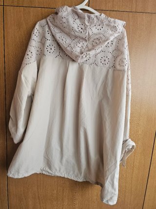 Cortavientos beige con bordado