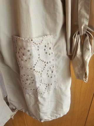 Cortavientos beige con bordado