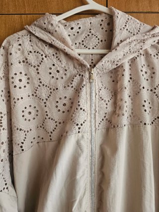 Cortavientos beige con bordado