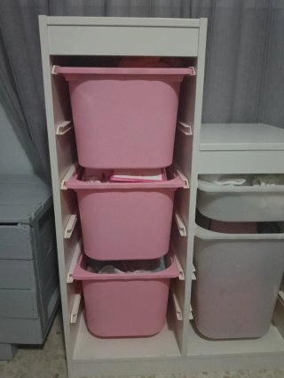 Mueble Ikea Trofast Blanco con Cajones Rosas